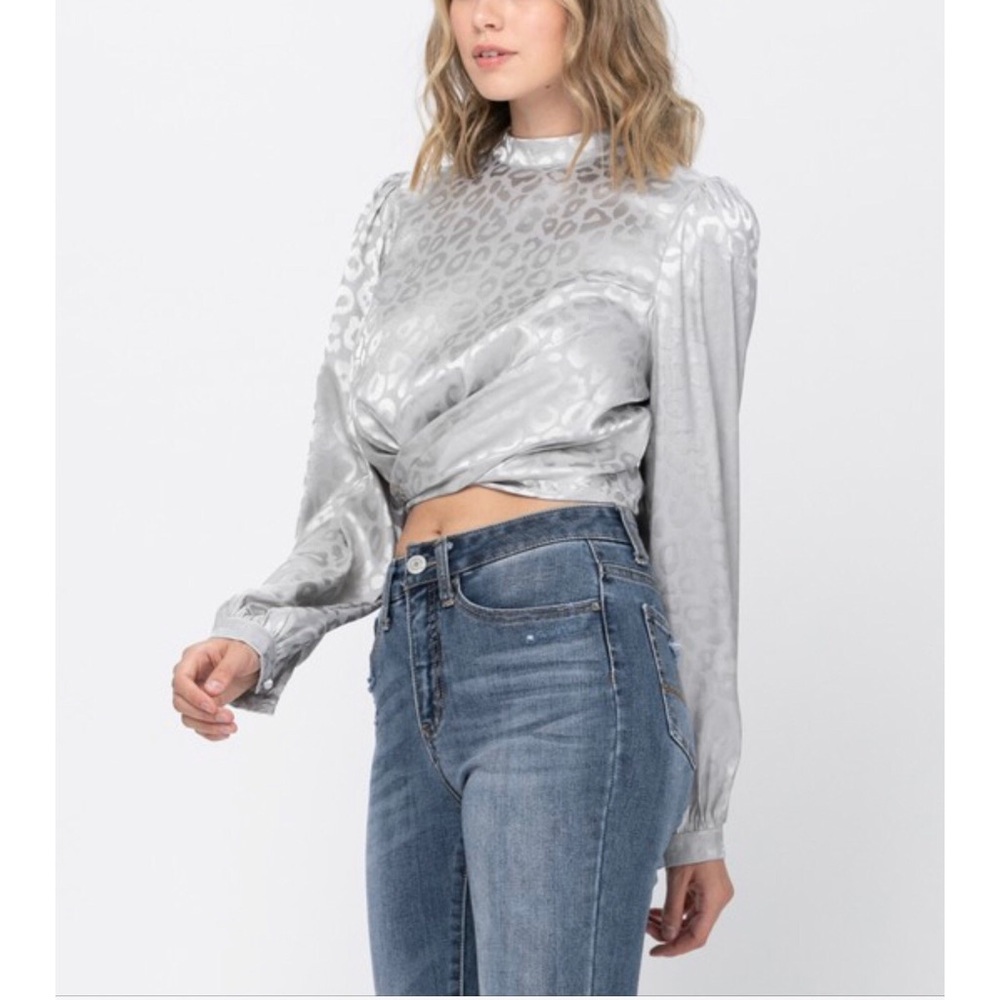 Beautiful silver print back tie blouse top - Picture 3 of 9